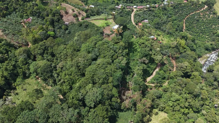 TERRENO LISTO PARA CONSTRUIR CON BOSQUE Y ARROYO CERCA DEL CHIRRIPO en Rivas, Pérez Zeledón, San José — $250,000