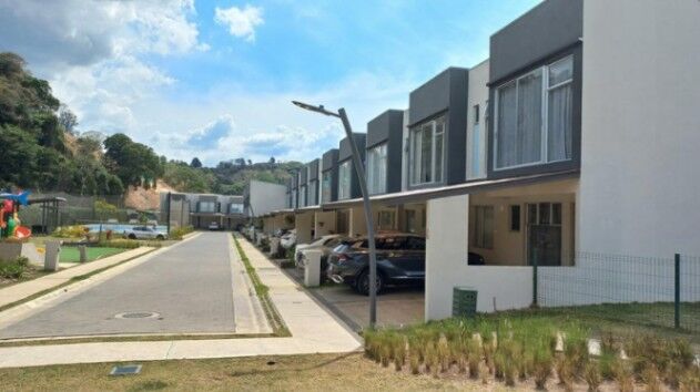 Se vende moderna casa con patio en condominio de Curridabat 25-1765 in Curridabat, San José — $238,000 - Photo 2 of 21