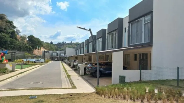 Se vende moderna casa con patio en condominio de Curridabat 25-1765 en Curridabat, San José — $238,000 - Foto 2 de 21