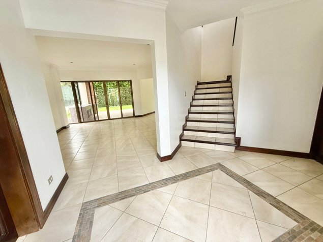 Casa en alquiler en Condominio – Río Oro, Santa Ana en Santa Ana, San José — $3,500 - Foto 2 de 19