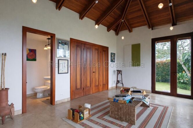 Se vende casa con lote de más de 2600 m2 en Granadilla Curridabat 26-1500 in Granadilla, Curridabat, San José — $1,790,000