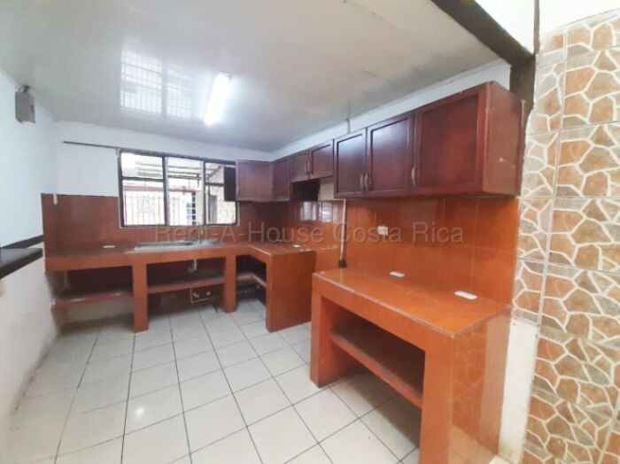 Amplia casa de 1 nivel con 4 habitaciones, patio techado y parqueo para 2 vehículos #26-1694 GS en Guadalupe, Goicoechea, San José — $170,000