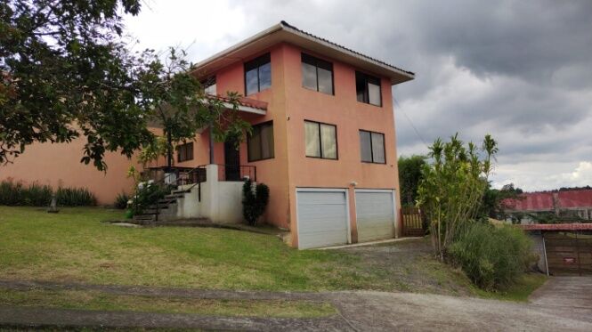 BELLÍSIMA PROPIEDAD CON 3 CASAS Y APARTAMENTO EN HEREDIA.  en San Isidro, Heredia — $600,000