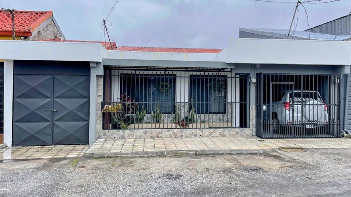 SE VENDE CASA CON APARTAMENTO EN SAN RAMON, ALAJUELA en San Ramón, Alajuela — $385,000