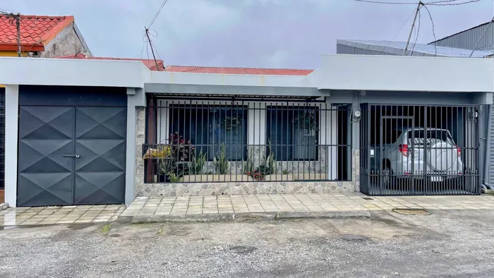 SE VENDE CASA CON APARTAMENTO EN SAN RAMON, ALAJUELA en San Ramón, Alajuela — $385,000