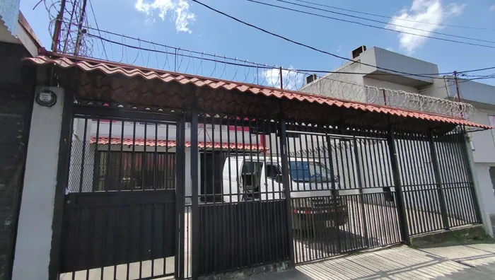 Se vende propiedad con dos apartamentos en Goicochea en San Francisco, Goicoechea, San José — $266,800 - Foto 2 de 44