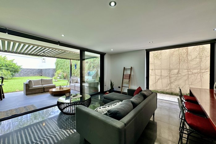 Venta casa moderna con acabados de lujo en Lindora en Pozos, Santa Ana, San José — $375,000 - Foto 2 de 29