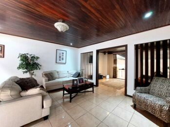 Se vende lujosa casa con uso de suelo mixto en Santo Tomas Heredia 25-1934 en Santo Tomás, Santo Domingo, Heredia — $520,000 - Foto 5 de 22