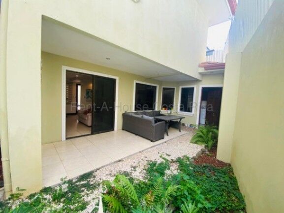 Alquiler de Casa Amueblada en Santa Ana. RAH 26-1963 en Santa Ana, San José — $1,750