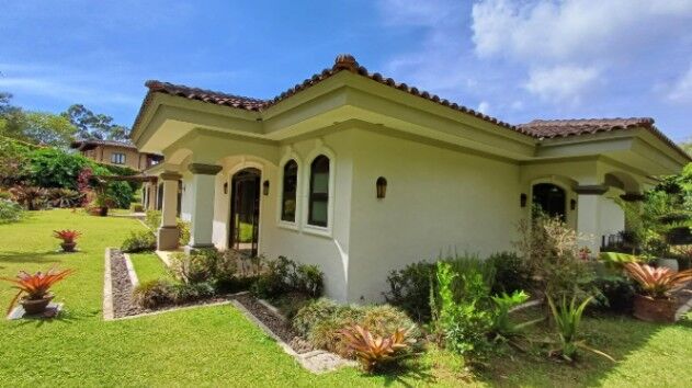 Venta de Casa en Granadilla de Curridabat. RAH 25-1773 en Granadilla, Curridabat, San José — $1,800,000