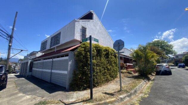 Venta de Amplia Casa Esquinera en Zapote #27-168 GS en Zapote, San José — $289,000