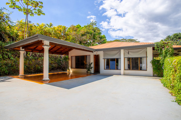 Hermosa casa y casa de huéspedes en la popular comunida in Atenas, Alajuela — $479,000