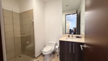 Alquiler de apartamento amueblado en Distrito 4, Escazú in San Rafael, Escazú, San José — $2,000 - Photo 4 of 17