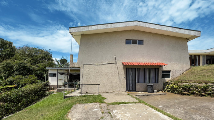 Se vende amplia casa independiente, La Unión, Tres Ríos (FE). in Tres Ríos, La Unión, Cartago — $350,000 - Photo 3 of 19
