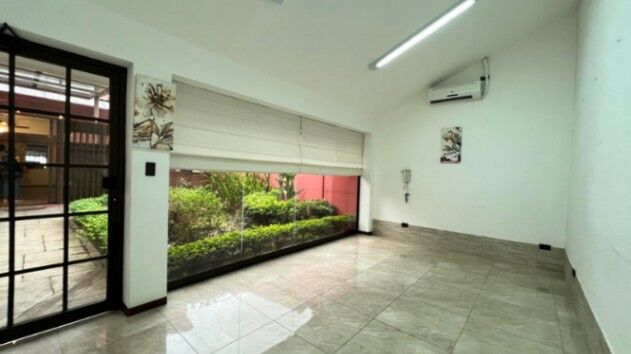 Se alquila espaciosa casa de 2 plantas en Pozos de Santa Ana 26-749 en Pozos, Santa Ana, San José — $1,100