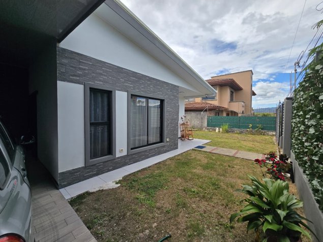 Amplia propiedad en Grecia con dos casas independientes in Grecia, Alajuela — ₡ 185 000 000 - Photo 2 of 21