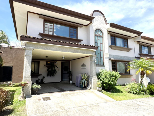 Townhouse en Alquiler en Guachipelín, Escazú Costa Rica in San Rafael, Escazú, San José — $2,000 - Photo 2 of 68