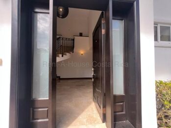SE VENDE CASA DE LUJO SANTA ANA  in Pozos, Santa Ana, San José — $695,000 - Photo 5 of 14