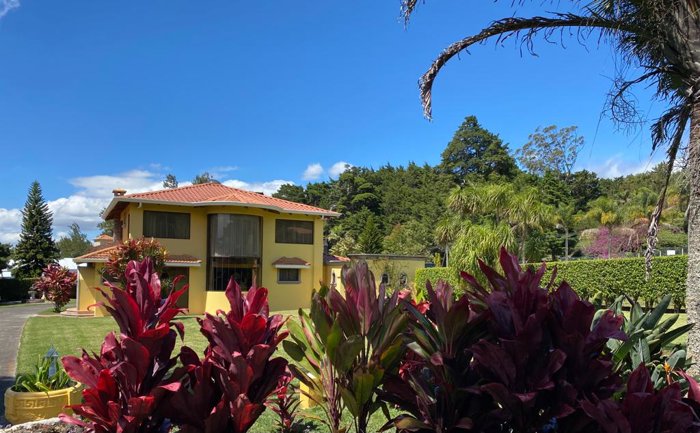 Venta casa, San Rafael de Heredia.   3 cuartos, 2 ½  baños 14 parqueos in San Rafael, Heredia — $585,000 - Photo 2 of 58
