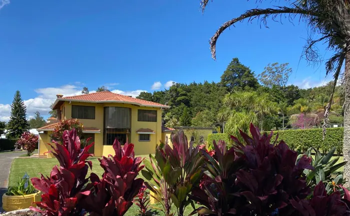 Venta casa, San Rafael de Heredia.   3 cuartos, 2 ½  baños 14 parqueos en San Rafael, Heredia — $585,000 - Foto 2 de 58