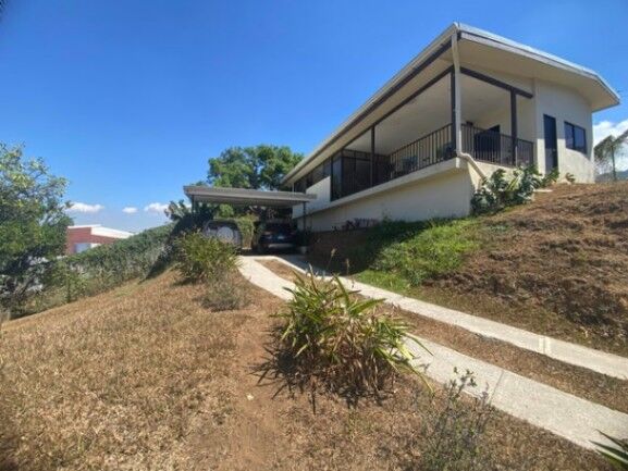 Se vende espaciosa casa con terraza en Ciudad Colón 25-368 in Colón, Mora, San José — $340,000