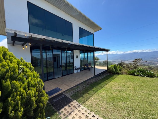 Venta de casa de montaña en Cartago, condominio Takiscú en San Rafael, Oreamuno, Cartago — $550,000