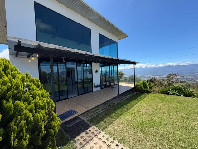 Venta de casa de montaña en Cartago, condominio Takiscú in San Rafael, Oreamuno, Cartago — $550,000