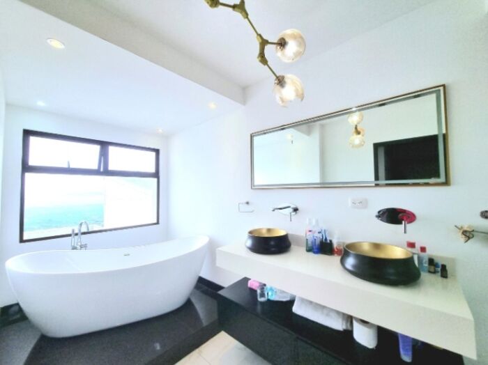 Venta de Lujosa Casa en Sabanilla de Alajuela. in Sabanilla, Alajuela — ₡ 230 000 000