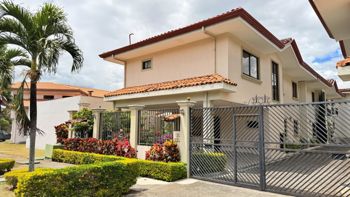 Alquiler casa elegante con balcón y jardín, Pozos, Santa Ana. (FE) in Pozos, Santa Ana, San José — $1,800 - Photo 2 of 18