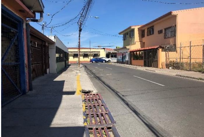VENTA DE DOS APARTAMENTOS Y DOS LOCALES COMERCIALES, HEREDIA. en Heredia — $300,000