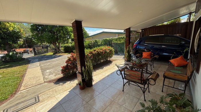 Acogedora casa ubicada convenientemente cerca de la ciudad y la 27 en Atenas, Alajuela — $290,000 - Foto 3 de 23
