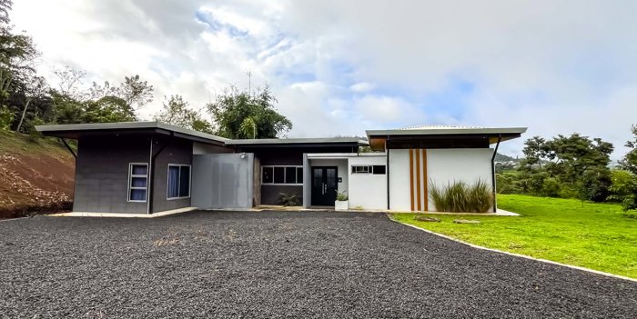 Casa Moderna en Venta Turrialba Terreno 5.000 m² Vistas Volcán in Turrialba, Cartago — $360,000 - Photo 2 of 15
