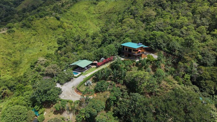 VENTA DE FINCA DE 1 HECTAREA CON CASA, RANCHO Y PISCINA EN LA GUARIA, SAN ISIDRO DE PEREZ ZELEDON in San Isidro De El General, Pérez Zeledón, San José — $500,000 - Photo 3 of 34