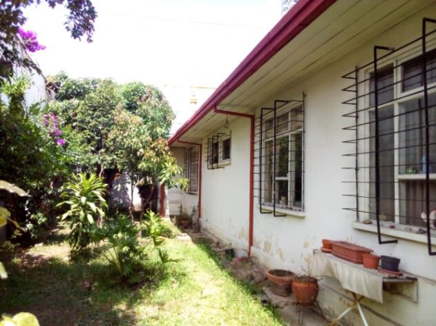 BELLA Y ÚTIL PROPIEDAD EN PASEO COLÓN.  en Merced, San José — $330,000