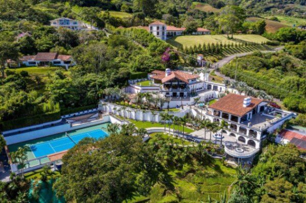 Venta mansión privada con 2 residencias y cancha de tenis #26-711 GS en San Antonio, Escazú, San José — $1,495,000