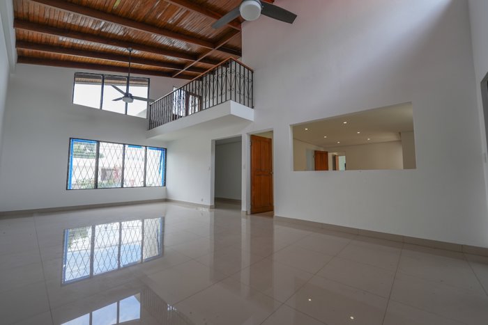 Casa Independiente de 4 Habitaciones en Rohrmoser in Pavas, San José — $2,800 - Photo 2 of 30