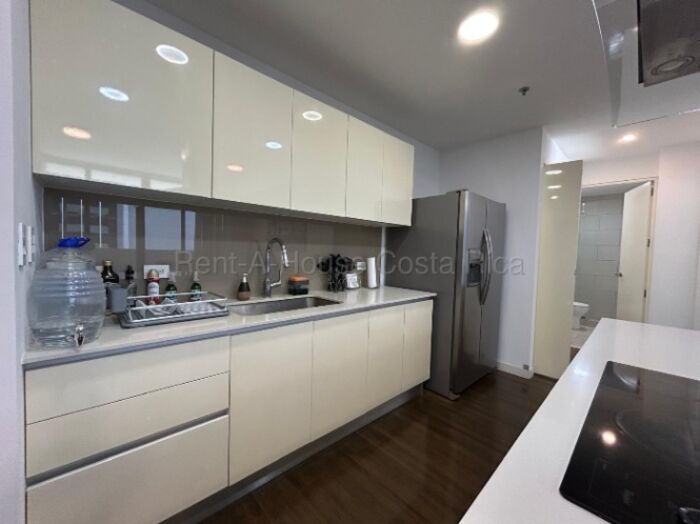 Venta de Hermoso Apartamento Amoblado en Escazu Village 26-1738 en Escazú, San José — $360,000