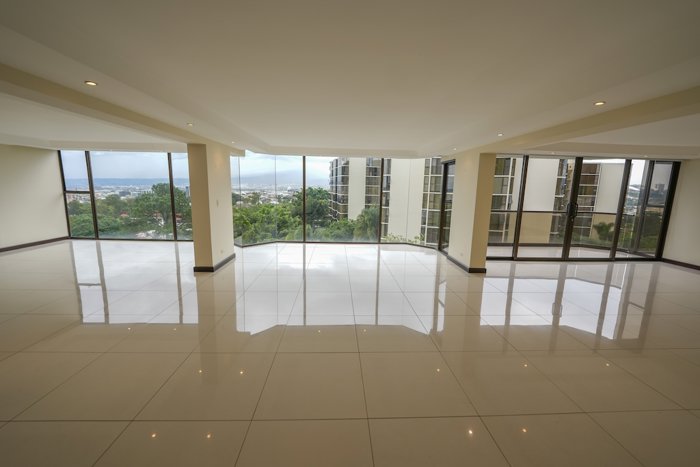 Espacioso Apartamento de 3 Habitaciones en Bello Horizonte in Escazú, San José — $485,000