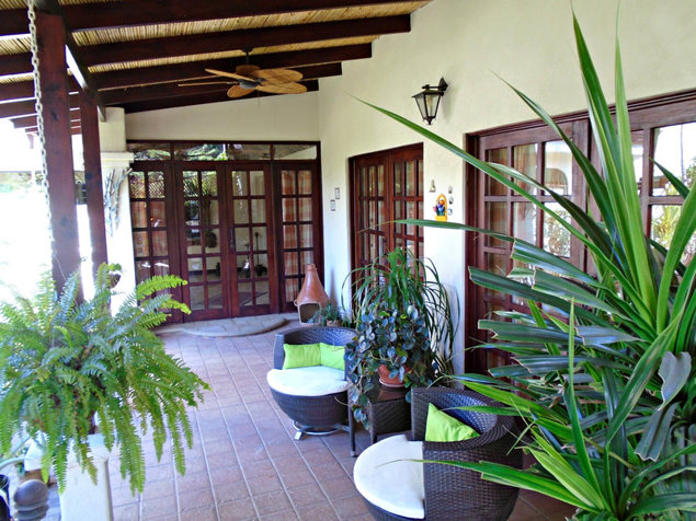 Casa Colonial Española de Una Planta con Apartamento en San Rafael, Escazú, San José — $549,000 - Foto 3 de 41