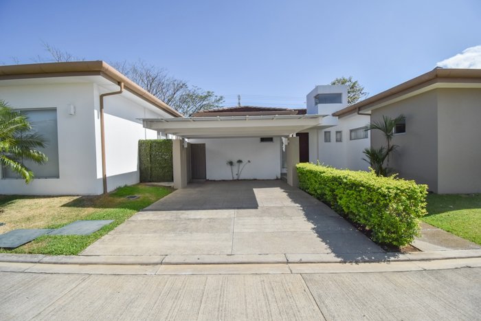 Casa de 1 Planta con 4 Habitaciones en Lindora in Pozos, Santa Ana, San José — $3,550