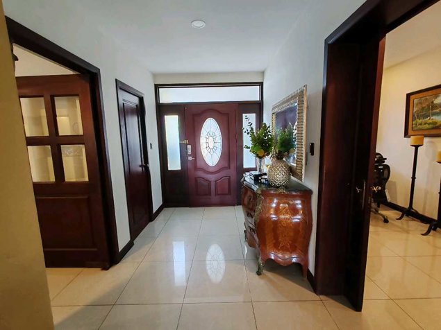 Escazu Venta. amplio y luminoso Apartamento tipo casa in Escazú, San José — $310,000