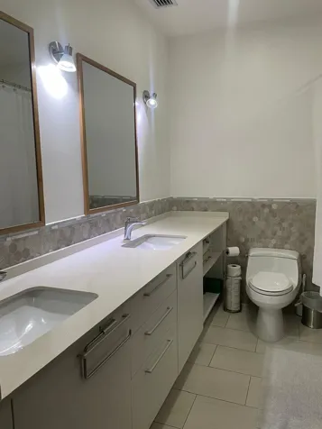 Viva Distrito 4 con Jardín Privado | Apartamento en Alquiler en Escazú en Jardín, Dota, San José — $2,800 - Foto 3 de 10