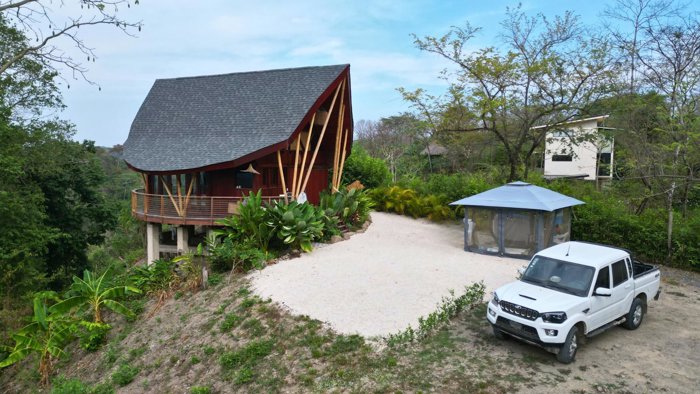 Paraíso en Playa Hermosa – Casa con Vista a la Montaña en Puntarenas — $595,000 - Foto 2 de 6