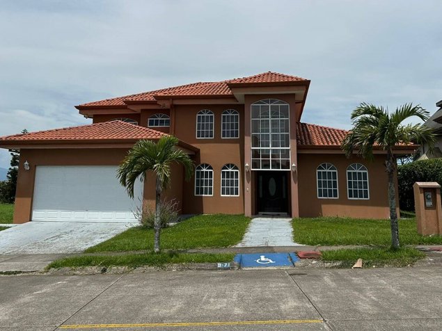 Casa espaciosa con rancho, terraza, balcón en Res. Lomas del Zurquí in San Isidro, Heredia — $690,000