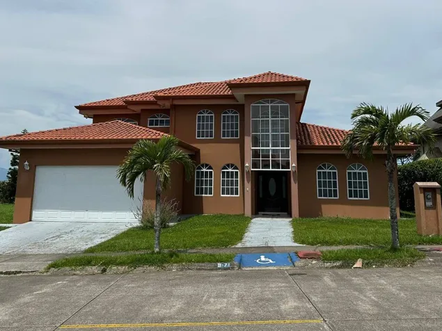Casa espaciosa con rancho, terraza, balcón en Res. Lomas del Zurquí in San Isidro, Heredia — $690,000