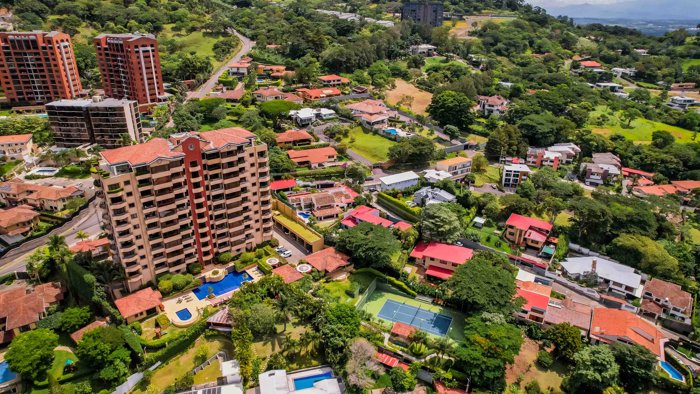 Apartamento de Lujo con Vistas en Valle del Tamarindo, Escazú en Escazú, San José — $789,000 - Foto 2 de 40