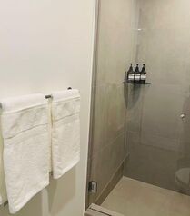 Se alquila moderno apartamento en condominio de San Rafael Escazú 26-427 in San Rafael, Escazú, San José — $1,600 - Photo 5 of 11