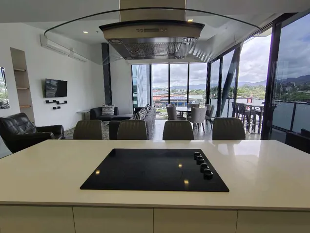 ALQUILO PENTHOUSE AMOBLADO, ESCAZU VILLAGE en Escazú, San José — $3,000 - Foto 2 de 44
