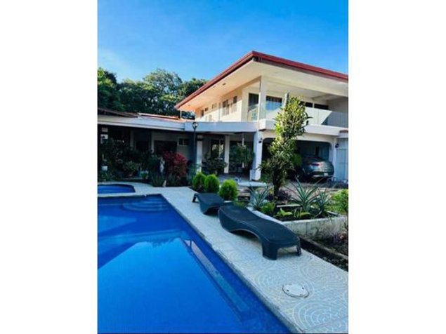 Venta de hermosa casa grande con apartamento incluido en Ciudad Colón. in Colón, Mora, San José — $850,000 - Photo 2 of 6