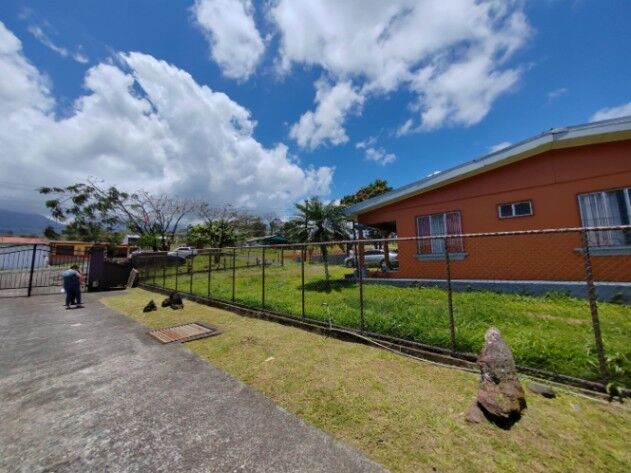 Venta de 2 Casas + Lote y Bodega en San Carlos, Alajuela. en Aguas Zarcas, San Carlos, Alajuela — $480,000
